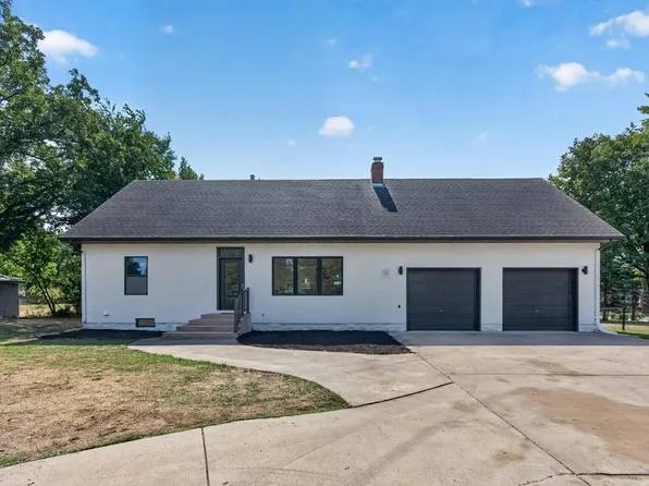 364 County Road C W, Roseville, MN 55113