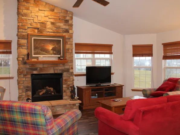 2160 Newbury Ln, Delavan, WI 53115