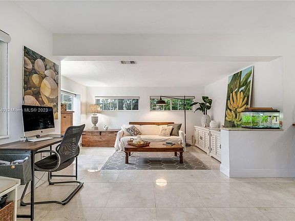 4th image of 421 Amalfi Ave