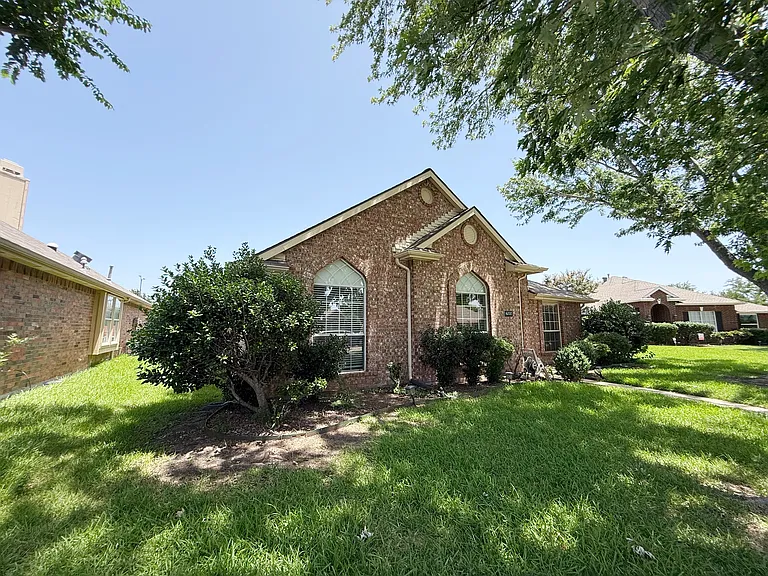 6000 Arlington Dr — Photo 2