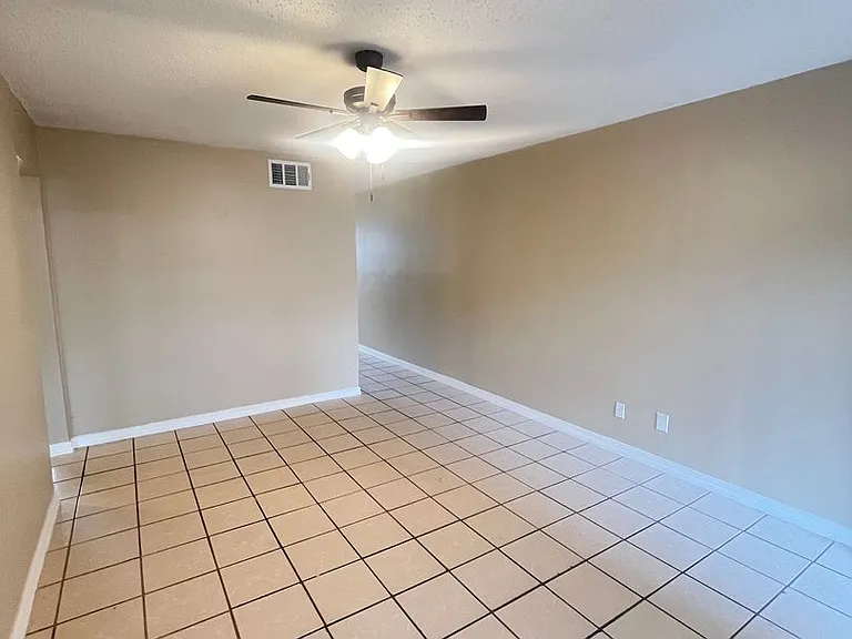 Town Oaks Apartments — Photo 22