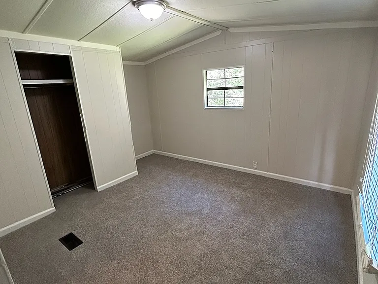 7301 Glade Rd SE — Photo 5