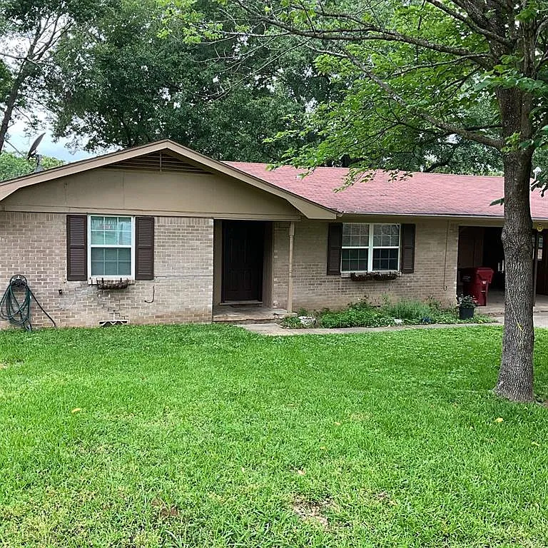 3 bed, 1.5 bath, 1210 sqft, $1,525 — Photo 1