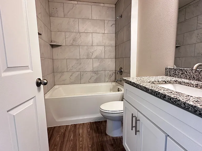 2nd Bathroom 
combo tiled shower/bath tup