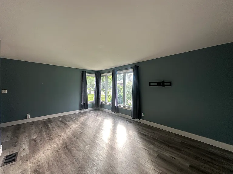 549 Hillside St — Photo 2