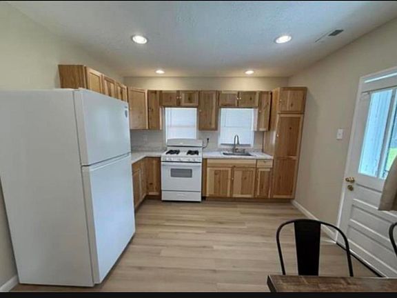 3rd image of 805 1/2 High St