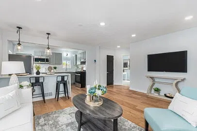 4 bed, 2.0 bath, 1527 sqft, $2,850 — Photo 4