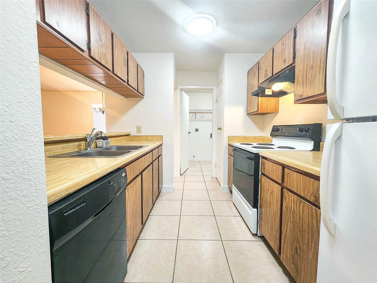 3 bed, 2.0 bath, 1330 sqft, $1,725 — Photo 4