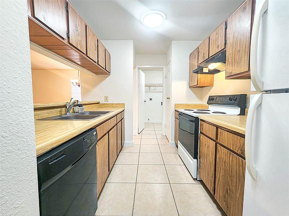 4th image of 2 Redberry Ct