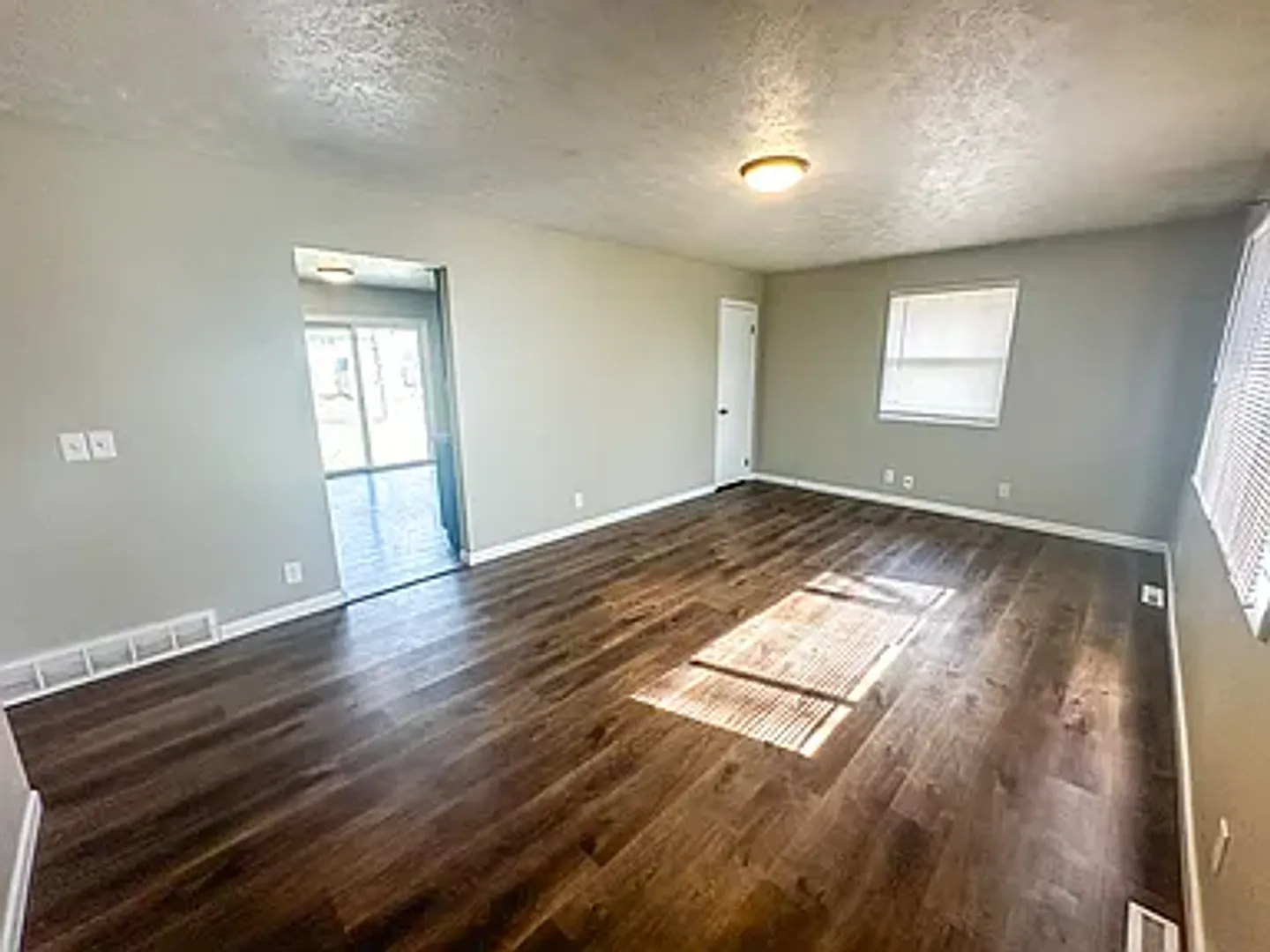 5611 S 113th St - 4 Bed/2 Bath in Millard School District | Updated Kitchen, Drive-Under 2-Car Ga... — Photo 2