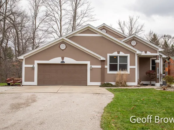 15627 Vine Ave, Spring Lake, MI 49456