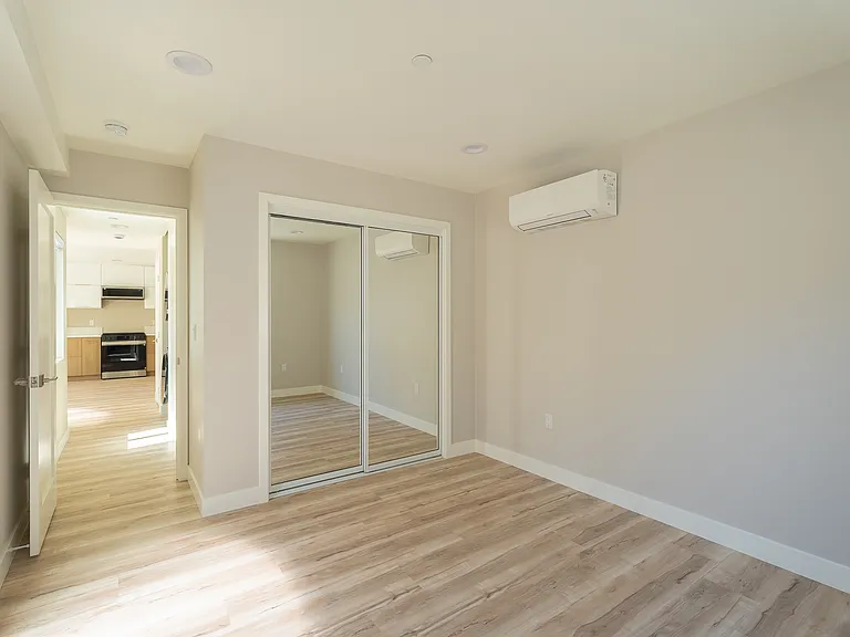 1117 1/2 Grevelia St — Photo 4