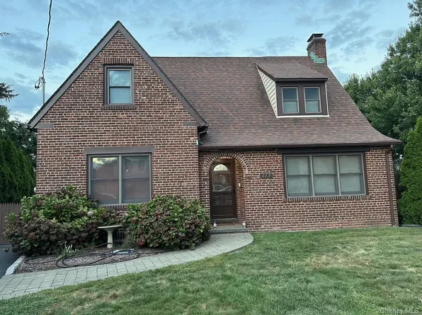 115 Halsey Avenue, Hicksville, NY 11801