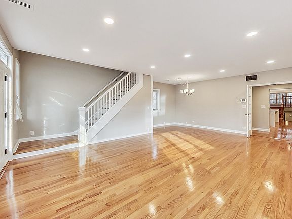3rd image of 710 N Marion St