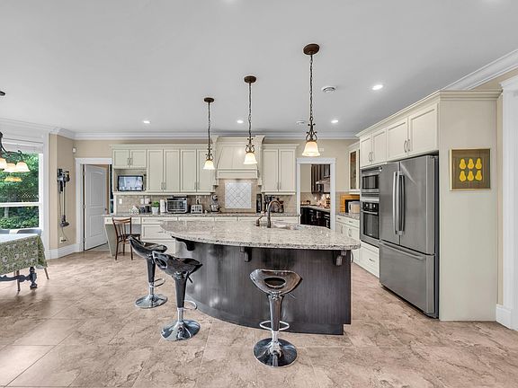 5th image of 4931 Pendlebury Rd