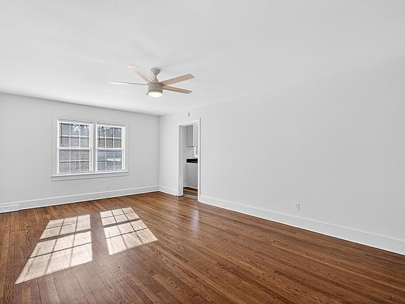 3rd image of 111 Oakleaf Dr
