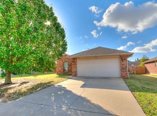 312 SW 40th St, Moore, OK 73160