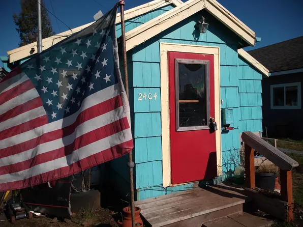 2404 10th St, Tillamook, OR 97141