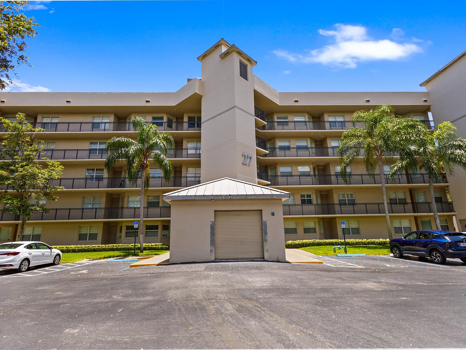 2 bed, 2.0 bath, 1081 sqft, $2,450 — Photo 2