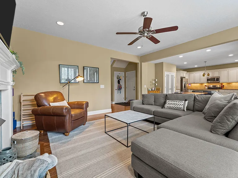 155 Devon Cir — Photo 22