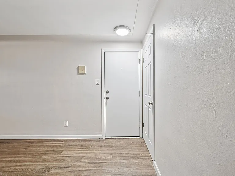 Dahlia Apartments — Photo 15