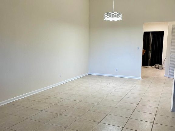 3rd image of 8094 SE Villa Cir