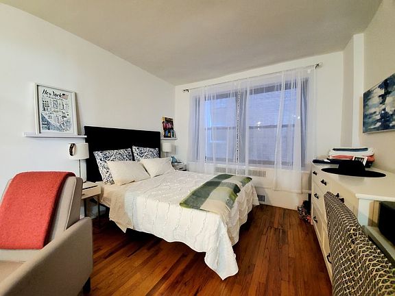 3rd image of 162 E 55th St #F