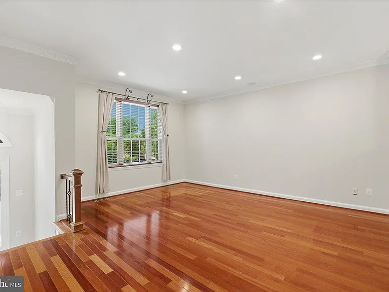 1433 McLean Mews Ct — Photo 4