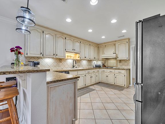 4th image of 17 Bluewater Point Dr