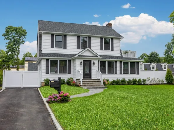 17 Sunset Drive, Sayville, NY 11782