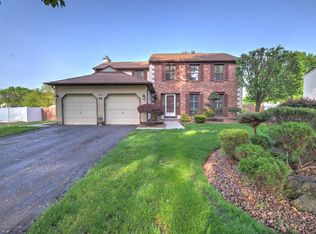 16 Belle Terre Dr, Manalapan, NJ