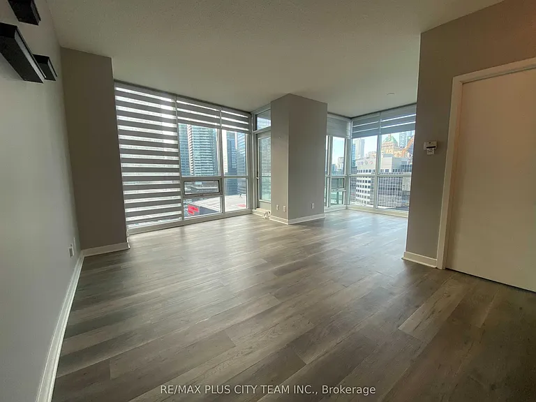 18 Harbour St #1802 — Photo 3