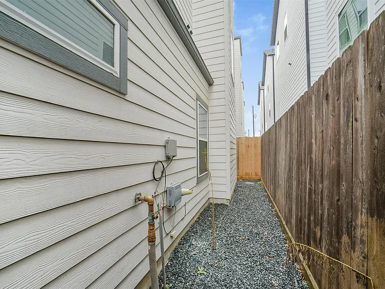 760 W Donovan St — Photo 27