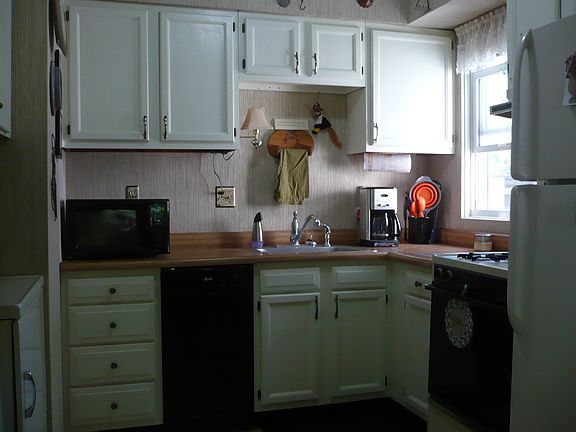 Bright and Sunny Kitchen