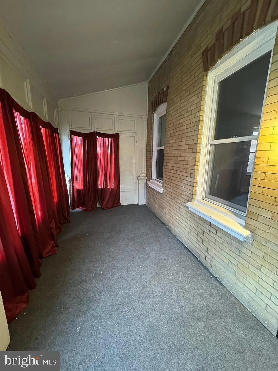 Building Photo - 533 Buttonwood St