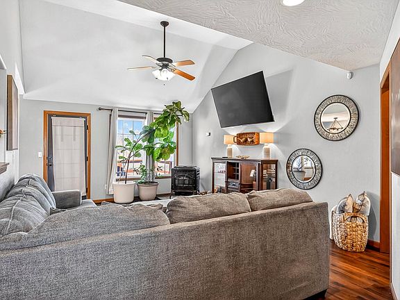 5th image of 422 Fieldstone Road