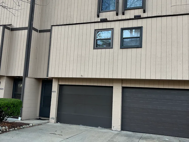 605 Center Ave — Photo 1