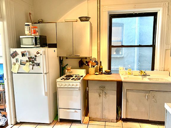 5th image of 318 E 9th St APT 12C