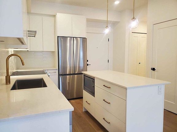 3rd image of 20282 72b Ave #411