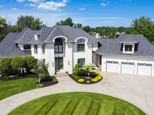 80 Sanctuary Ct, Williamsville, NY 14221