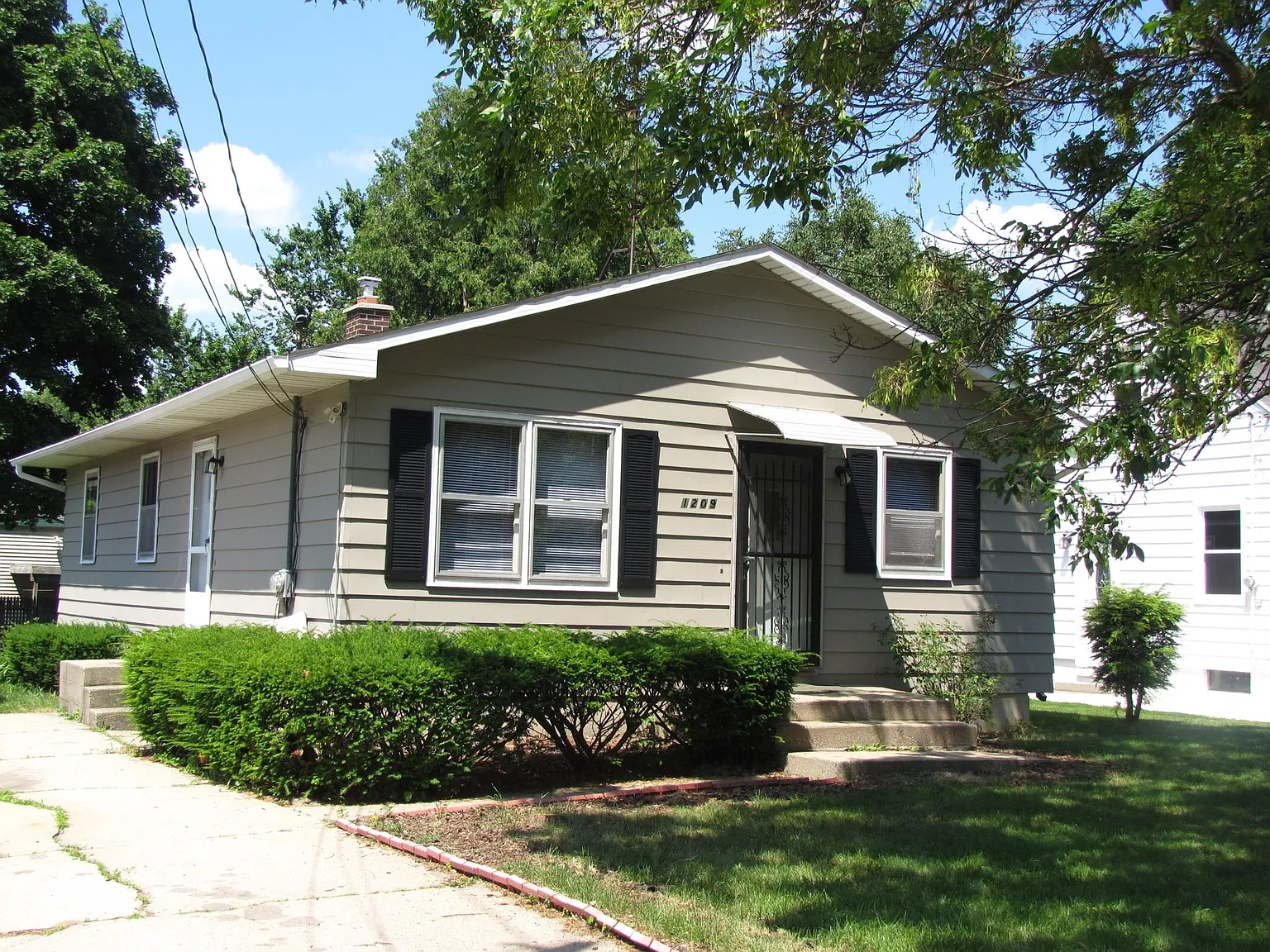 1209 Edmonton St NE photo 1