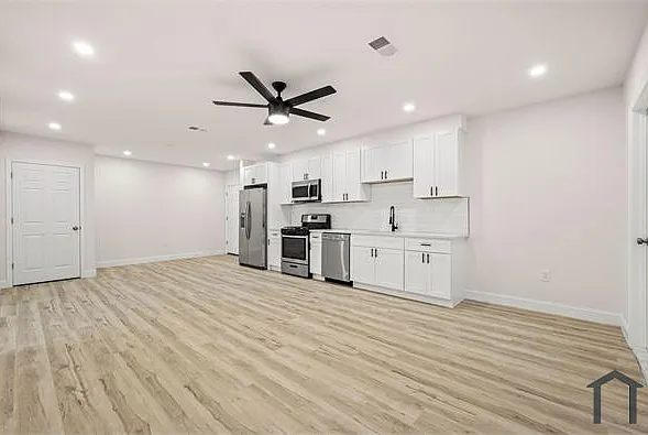 439 W Girard Ave #4 — Photo 3