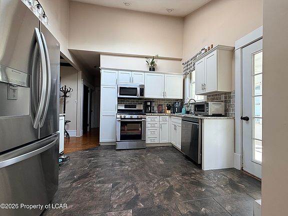 2nd image of 296 River St