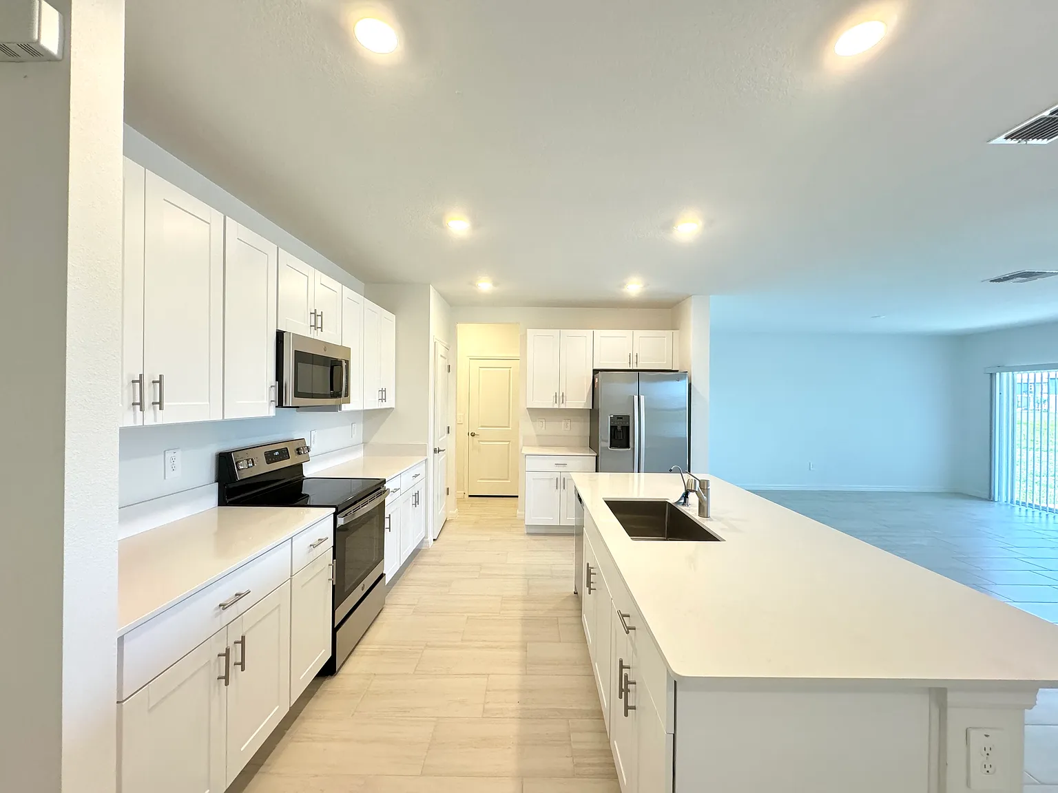 6 bed, 3326 sqft, $3,400 — Photo 4