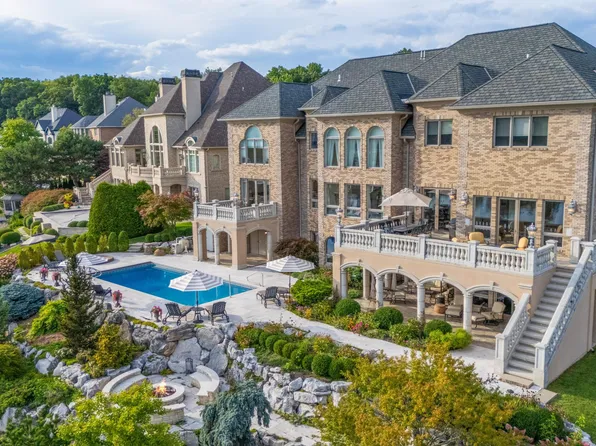 459 Surrey Hill Ln, Valparaiso, IN 46385