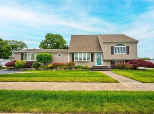 843 Pease Ln, West Islip, NY 11795