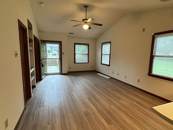 5th image of 104 Peninsula Place Ln
