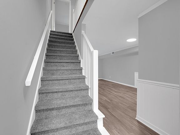2nd image of 100 Lynn Cir #J