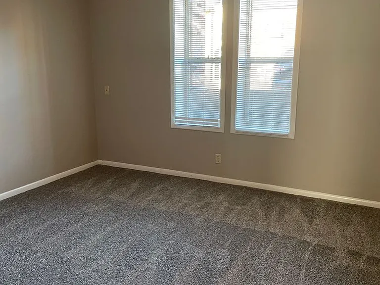 Bristol Square Apartments — Photo 247