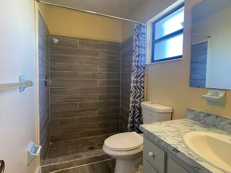 955 Lake Dr E — Photo 10